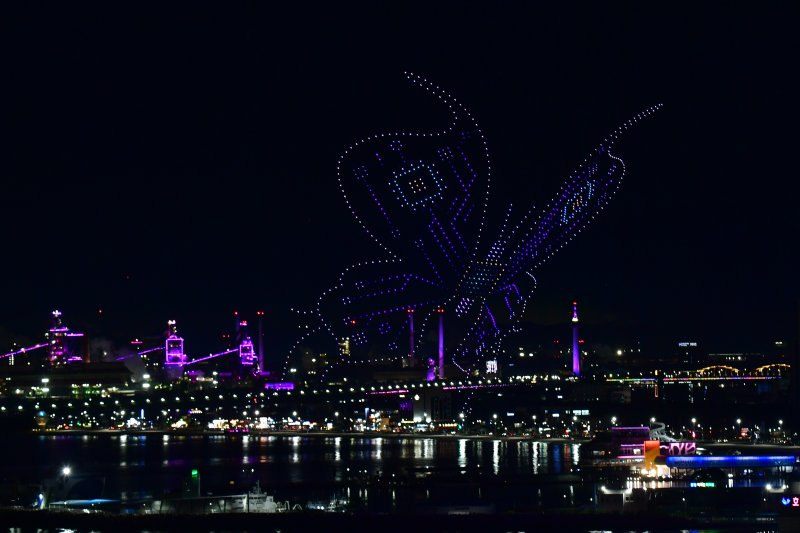 29일 경북 포항시 영일대해수욕장에서 APEC 2025 정상회의 성공 개최를 기원하는 드론 아트 쇼와 불꽃쇼가 펼쳐지고 있다. 2025.10.29/뉴스1 ⓒ News1 최창호 기자