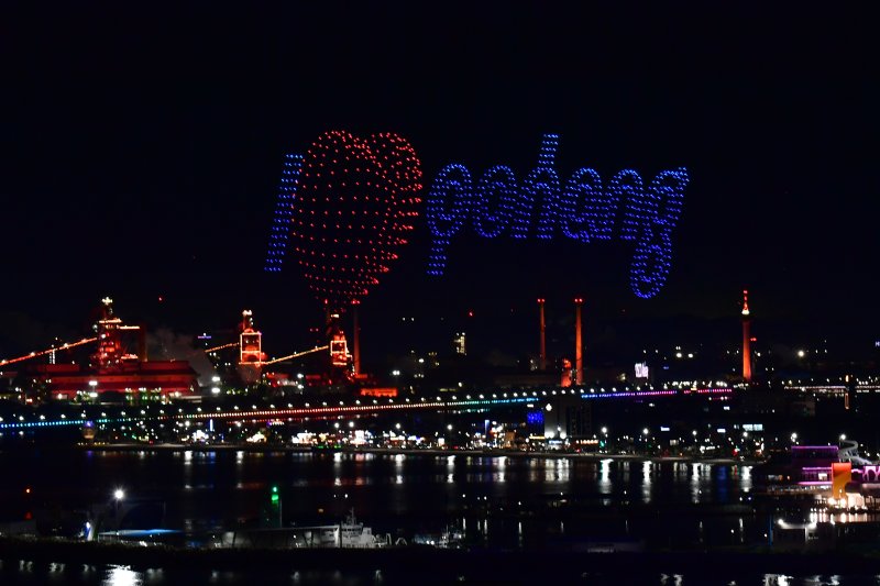 29일 경북 포항시 영일대해수욕장에서 APEC 2025 정상회의 성공 개최를 기원하는 드론 아트 쇼와 불꽃쇼가 펼쳐지고 있다. 2025.10.29/뉴스1 ⓒ News1 최창호 기자