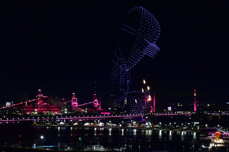 29일 APEC 2025 정상회의 성공 개최를 기원하는 드론 아트 쇼와 불꽃쇼가 경북 포항시 영일대해수욕장에서 펼쳐지고 있다. 2025.10.29/뉴스1 ⓒ News1 최창호 기자