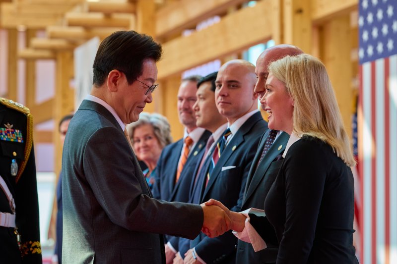 20대 백악관 대변인, 한국 화장품 쇼핑 인증샷 화제