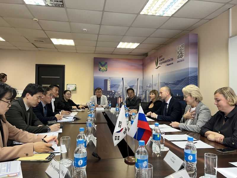 '2025 부산시 물류개척단(단장 송복철 부산경제진흥원장·왼쪽 세번째)'이 지난 24일 블라디보스토크시청에서 공식 회의를 갖고 있다. 부산경제진흥원 제공