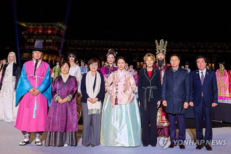 한복패션쇼 참석한 김혜경 여사 (출처=연합뉴스)