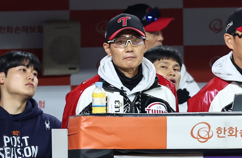 29일 대전 한화생명볼파크에서 열린 프로야구 2025 신한 SOL뱅크 KBO 포스트시즌 한국시리즈 3차전 LG 트윈스와 한화 이글스의 경기, LG 염경엽 감독이 경기를 지켜보고 있다. 2025.10.29/뉴스1 ⓒ News1 김도우 기자