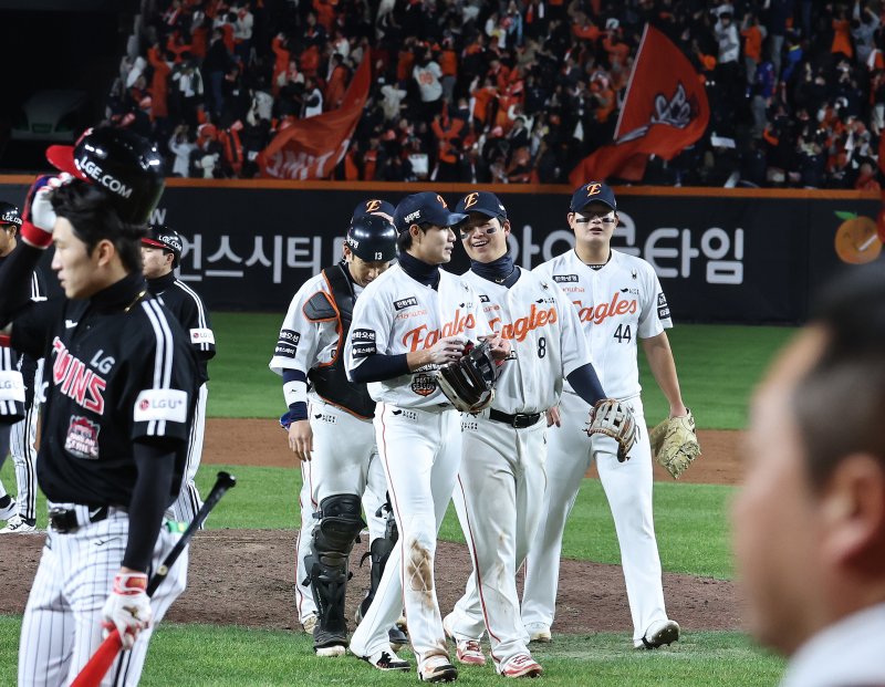 29일 대전 한화생명볼파크에서 열린 프로야구 2025 신한 SOL뱅크 KBO 포스트시즌 한국시리즈 3차전 LG 트윈스와 한화 이글스의 경기, 심우준, 김서현 등 LG에 7대3 역전승을 거둔 한화 선수들이 기쁨을 나누고 있다. 2025.10.29/뉴스1 ⓒ News1 구윤성 기자