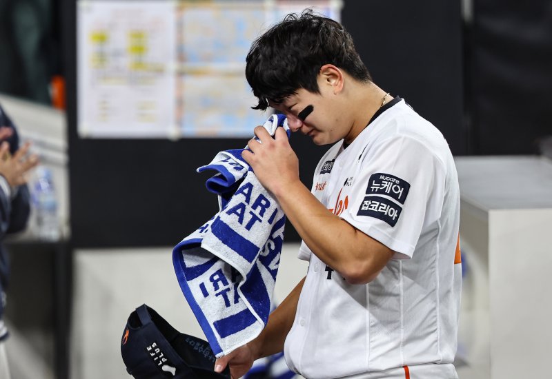 29일 대전 한화생명볼파크에서 열린 프로야구 2025 신한 SOL뱅크 KBO 포스트시즌 한국시리즈 3차전 LG 트윈스와 한화 이글스의 경기, 한화 마무리 투수 김서현이 9회초를 무실점으로 마치고 더그아웃으로 들어와 눈물을 닦고 있다. 2025.10.29/뉴스1 ⓒ News1 김도우 기자