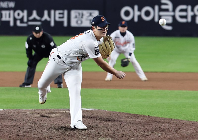 29일 오후 대전 한화생명볼파크에서 열린 프로야구 2025 신한 SOL뱅크 KBO 한국시리즈 3차전 LG트윈스와 한화 이글스의 경기, LG의 8회초 한화 김서현이 역투하고 있다. 2025.10.29/뉴스1 ⓒ News1 구윤성 기자