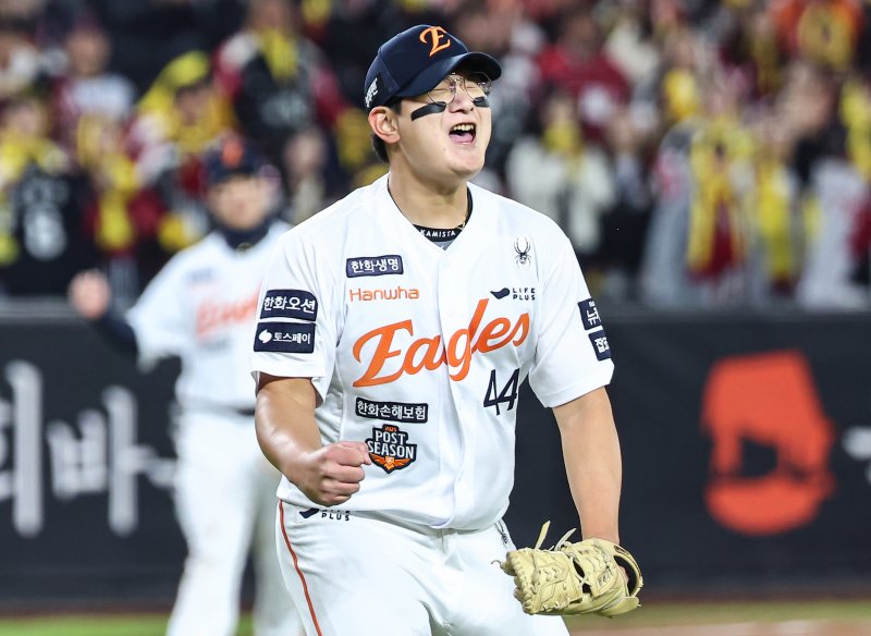 29일 대전 한화생명볼파크에서 열린 프로야구 2025 신한 SOL뱅크 KBO 포스트시즌 한국시리즈 3차전 LG 트윈스와 한화 이글스의 경기, 한화 마무리 투수 김서현이 9회초를 무실점으로 마치고 포효하고 있다. 2025.10.29/뉴스1 ⓒ News1 김도우 기자