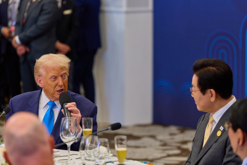 도널드 트럼프 미국 대통령이 29일 경북 경주 힐튼호텔 그랜드볼룸에서 열린 이재명 대통령 주최 정상 특별만찬에서 축사를 하고 있다. 대통령실 제공