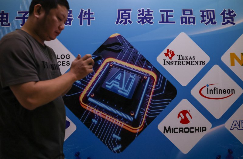 지난달 29일 중국 광둥성 선전의 세계 최대 전자제품 상가인 화창베이 시장에서 한 행인이 반도체 기업 사무실 복도를 지나고 있다.로이터연합뉴스