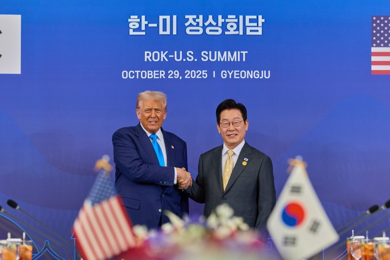 이재명 대통령과 도널드 트럼프 미국 대통령이 29일 경북 경주박물관에서 열린 바카라사이트 굿모닝 정상회담에 앞서 악수하고 있다. 사진=뉴스1