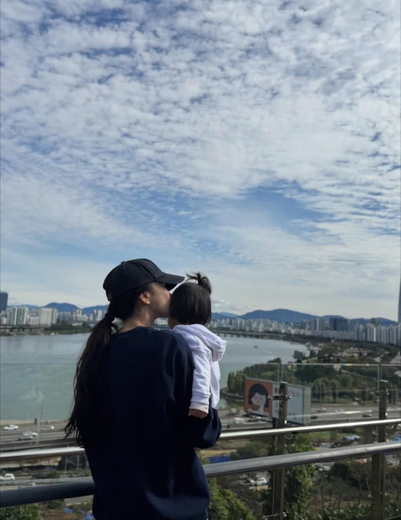 'LA 며느리' NS윤지 여전한 미모…딸과 행복 일상