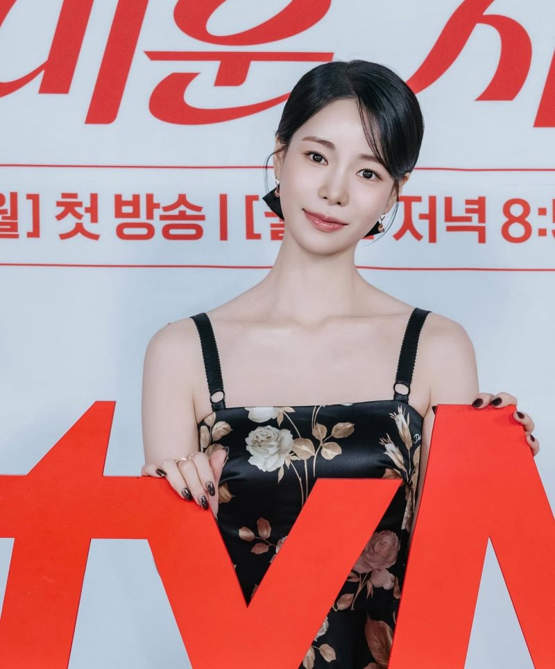 임지연 완벽 미모에 깜짝…블랙 원피스 소화