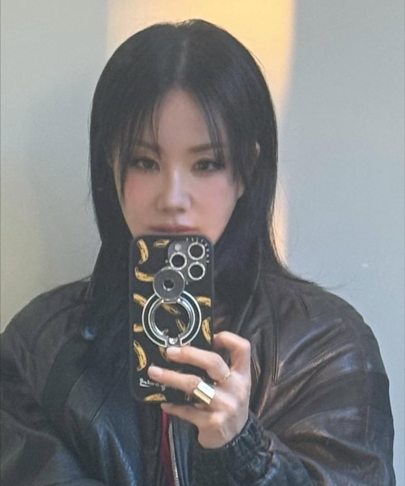 56세 엄정화 남다른 패션감각…가죽 재킷 완벽 소화