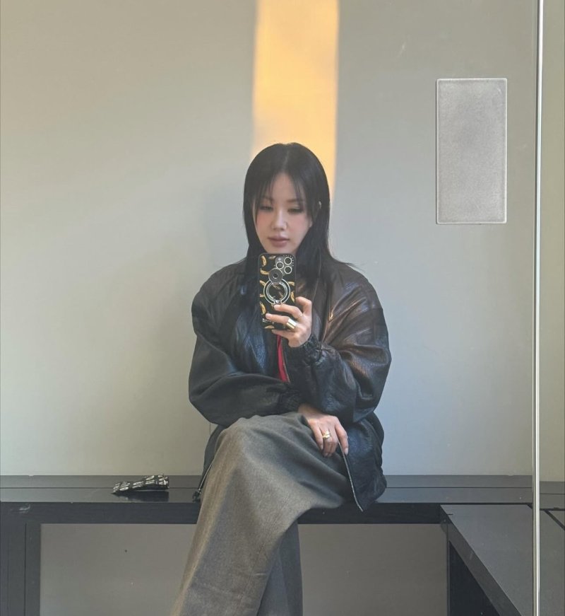 56세 엄정화 남다른 패션감각…가죽 재킷 완벽 소화