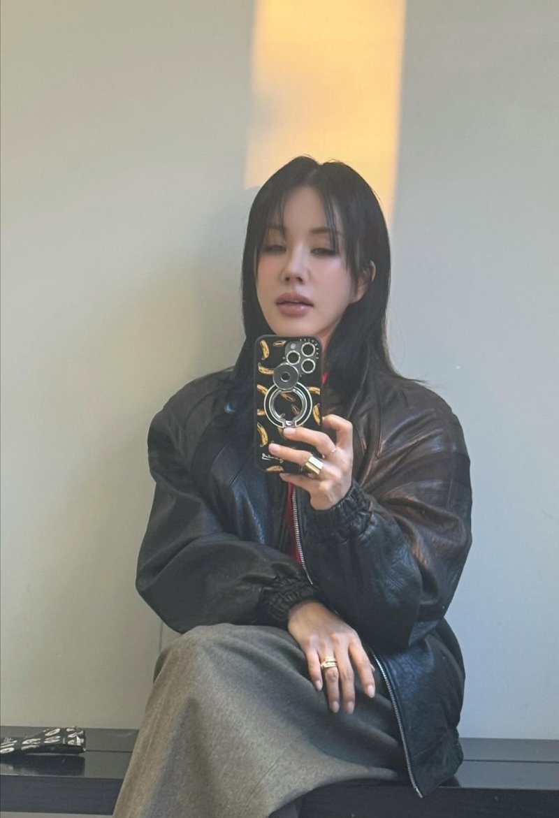 56세 엄정화 남다른 패션감각…가죽 재킷 완벽 소화