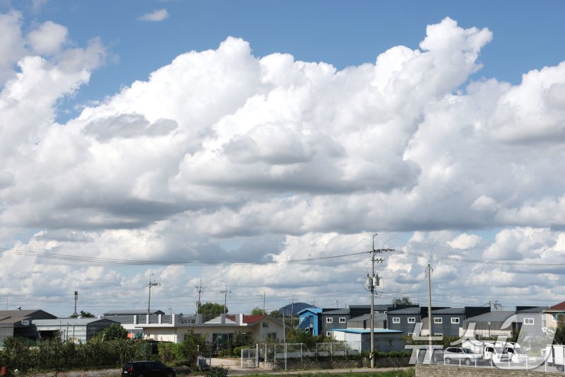 (김포=뉴스1) 이광호 기자 = 하늘에 뭉개구름이 떠 있다. 2025.9.18/뉴스1