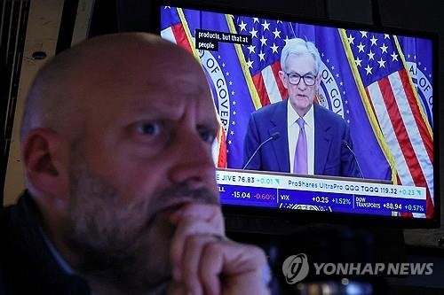 파월 연준 의장 회견 바라보는 뉴욕증권거래소 트레이더 (출처=연합뉴스)