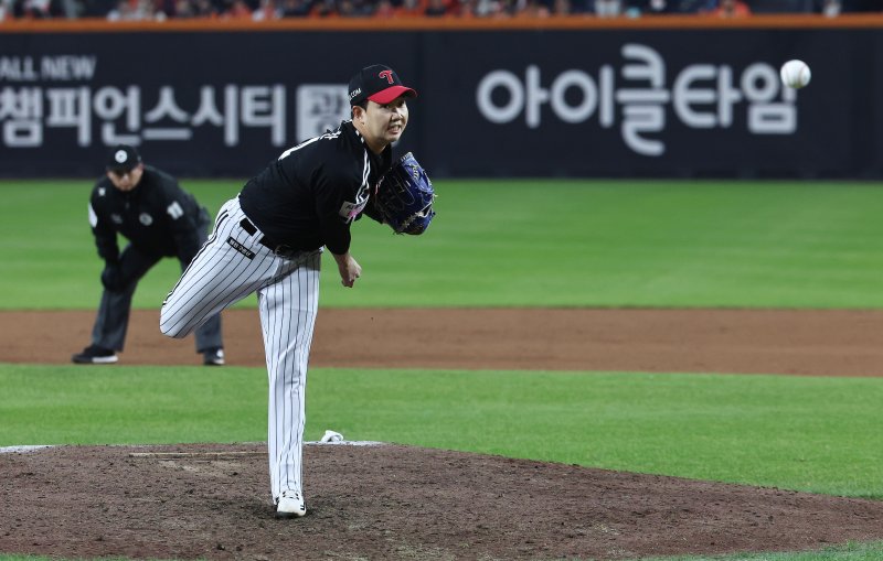 29일 대전 한화생명볼파크에서 열린 프로야구 2025 신한 SOL뱅크 KBO 포스트시즌 한국시리즈 3차전 LG 트윈스와 한화 이글스의 경기, 8회말 LG 투수 유영찬이 역투하고 있다. 2025.10.29/뉴스1 ⓒ News1 구윤성 기자