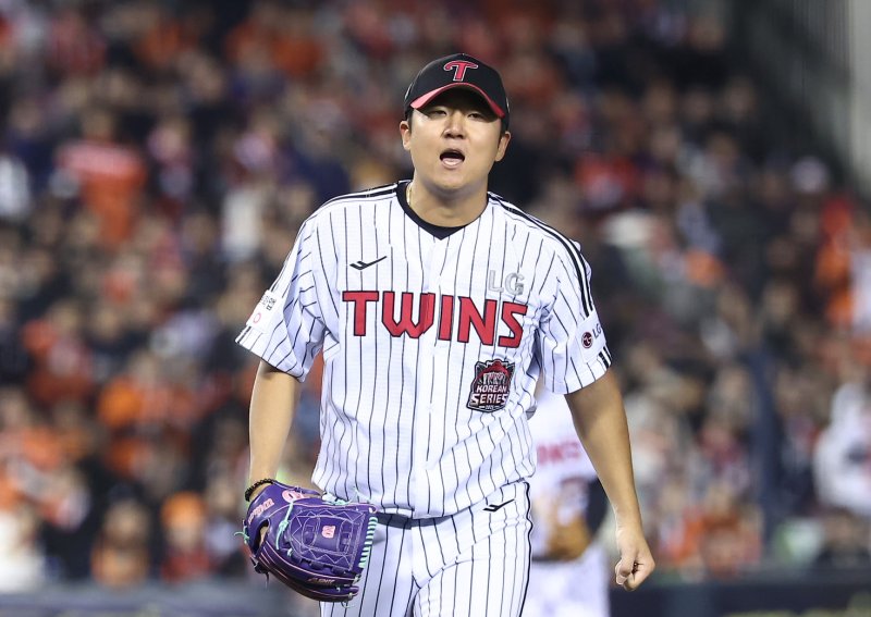 27일 서울 잠실야구장에서 열린 프로야구 2025 신한 SOL뱅크 KBO 포스트시즌 한국시리즈 2차전 한화 이글스와 LG 트윈스의 경기, LG 송승기가 6회초 수비를 삼자범퇴로 막아낸 후 포효하고 있다. 2025.10.27/뉴스1 ⓒ News1 김성진 기자