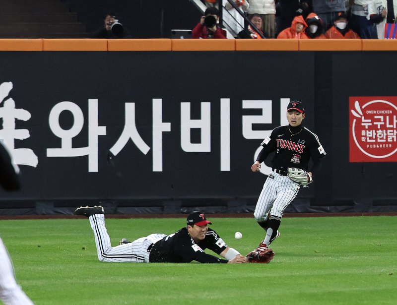 29일 오후 대전 한화생명볼파크에서 열린 프로야구 2025 신한 SOL뱅크 KBO 한국시리즈 3차전 LG트윈스와 한화 이글스의 경기, 한화의 8회말 1사 1,3루 LG 좌익수 김현수가 문현빈의 타구를 놓치고 있다. 2025.10.29/뉴스1 ⓒ News1 구윤성 기자
