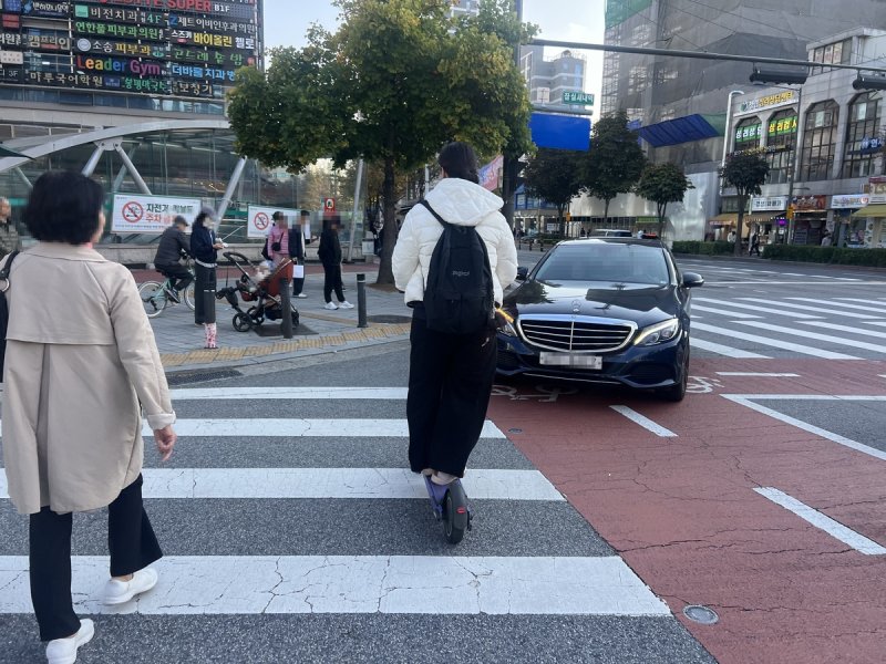 킥보드 없는 거리? 무면허는 기본에 '삼치기', '사치기'까지 (출처=연합뉴스)