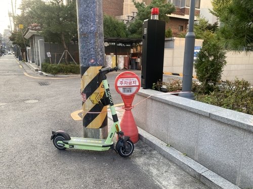 킥보드 없는 거리? 무면허는 기본에 '삼치기', '사치기'까지 (출처=연합뉴스)