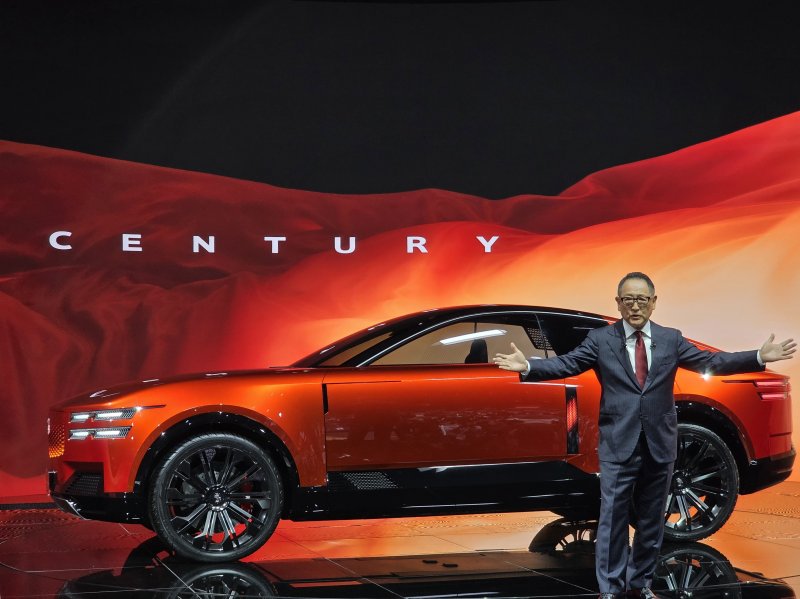 [도쿄=뉴시스] 박현준 기자 = 29일(현지시간) 일본 도쿄 빅 사이트에서 열린 '재팬 모빌리티쇼 2025'에서 토요타 아키오 토요타그룹 회장이 센추리 콘셉트카 'One of One'을 공개하며 두 팔을 활짝 벌리고 있다. 2025.10.29 parkhj@newsis.com *재판매 및 DB 금지