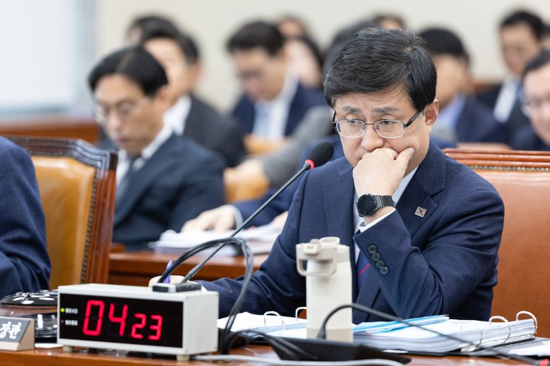 김성환 기후에너지환경부 장관이 29일 서울 여의도 국회에서 열린 기후에너지환경노동위원회 기후에너지환경부 등에 대한 국정감사에 출석해 의원 질의를 듣고 있다. 2025.10.29/뉴스1 ⓒ News1 이승배 기자