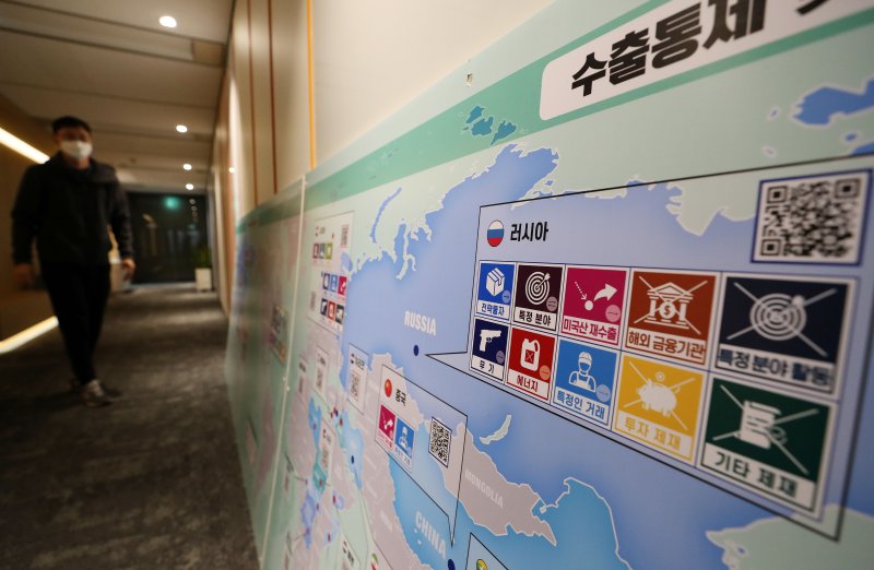 [서울=뉴시스] 백동현 기자 = 사진은 지난 2022년 3월 3일 서울 강남구 전략물자관리원(KOSTI)에서 작업자들이 '수출통제 및 제재 대상 주요 국가' 지도를 교체하고 있는 모습. 2022.03.03. livertrent@newsis.com