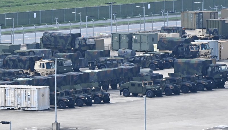 [평택=뉴시스] 김종택 기자 = 사진은 지난 8월 18일 경기 평택시 주한미군기지 캠프 험프리스에 한미 연합훈련 을지 자유의 방패(UFS·을지프리덤실드) 연습을 위해 군차량이 대기하고 있는 모습. 2025.08.18. jtk@newsis.com