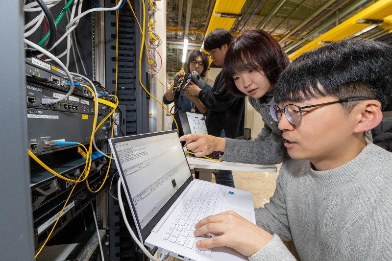 [서울=뉴시스] 사진은 지난 2월 26일 KT 관계자가 KT 5G 유심(USIM)망에 QKD(양자암호)와 PQC(양자내성암호)-VPN을 통합한 하이브리드 양자암호통신 네트워크를 적용해 작업을 하고 있는 모습. 사진은 기사와 무관. (사진=KT 제공) 2025.02.26. photo@newsis.com