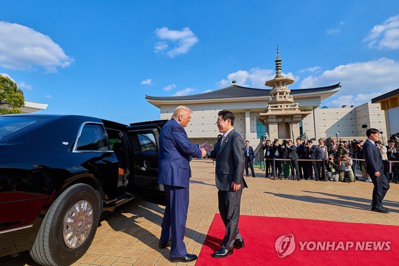 트럼프 대통령 맞이하는 이재명 대통령 (출처=연합뉴스)