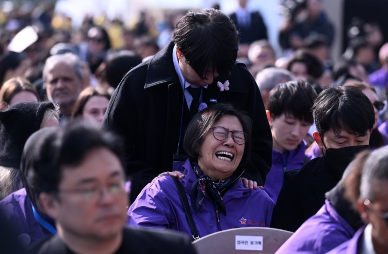 29일 서울 종로구 광화문광장에서 열린 10.29 이태원 참사 3주기 기억식에서 한 유가족이 오열하고 있다. 2025.10.29/뉴스1 ⓒ News1 김성진 기자