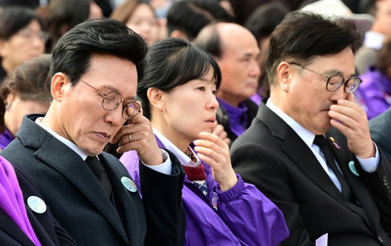 김민석 국무총리와 우원식 국회의장이 29일 서울 종로구 광화문광장에서 열린 10.29 이태원 참사 3주기 기억식에서 눈물을 닦고 있다. (공동취재) 2025.10.29/뉴스1 ⓒ News1 김성진 기자