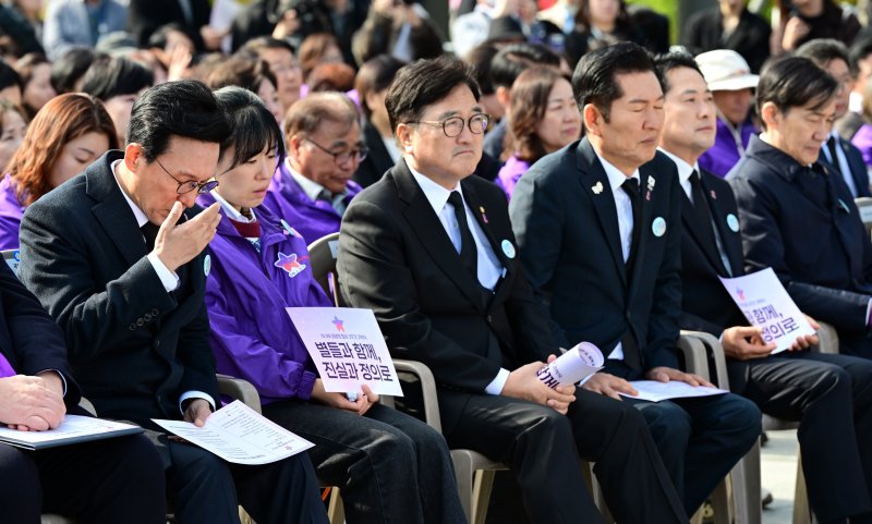 김민석 국무총리가 29일 서울 종로구 광화문광장에서 열린 10.29 이태원 참사 3주기 기억식에서 슬픔에 잠겨 있다. (공동취재) 2025.10.29/뉴스1 ⓒ News1 김성진 기자