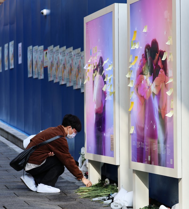 10·29 이태원 참사 3주기를 맞은 29일 오전 서울 용산구 이태원 참사 현장 골목에서 한 시민이 헌화를 하고 있다. 2025.10.29/뉴스1 ⓒ News1 오대일 기자