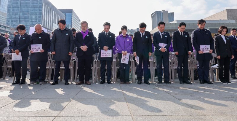 김민석 국무총리(왼쪽에서 다섯번째)가 29일 서울 종로구 광화문광장에서 열린 10.29 이태원 참사 3주기 기억식에서 묵념을 하고 있다. 왼쪽 두 번째부터 오세훈 서울시장, 송기춘 이태원참사 특조위원장, 김 총리, 송해진 이태원 참사 유가족 운영위원장, 우원식 국회의장, 정청래 더불어민주당 대표, 장동혁 국민의힘 대표, 조국 조국혁신당 비상대책위원장, 김재연 진보당 상임대표. 2025.10.29/뉴스1 ⓒ News1 김성진 기자