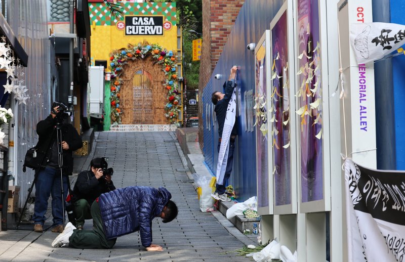 10·29 이태원 참사 3주기를 맞은 29일 오전 서울 용산구 이태원 참사 현장 골목에서 한 시민이 헌화 후 절을 하고 있다. 2025.10.29/뉴스1 ⓒ News1 오대일 기자