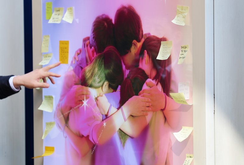 10·29 이태원 참사 3주기를 맞은 29일 오전 서울 용산구 이태원 참사 현장 골목에서 시민들이 추모 메시지를 읽고 있다. 2025.10.29/뉴스1 ⓒ News1 오대일 기자