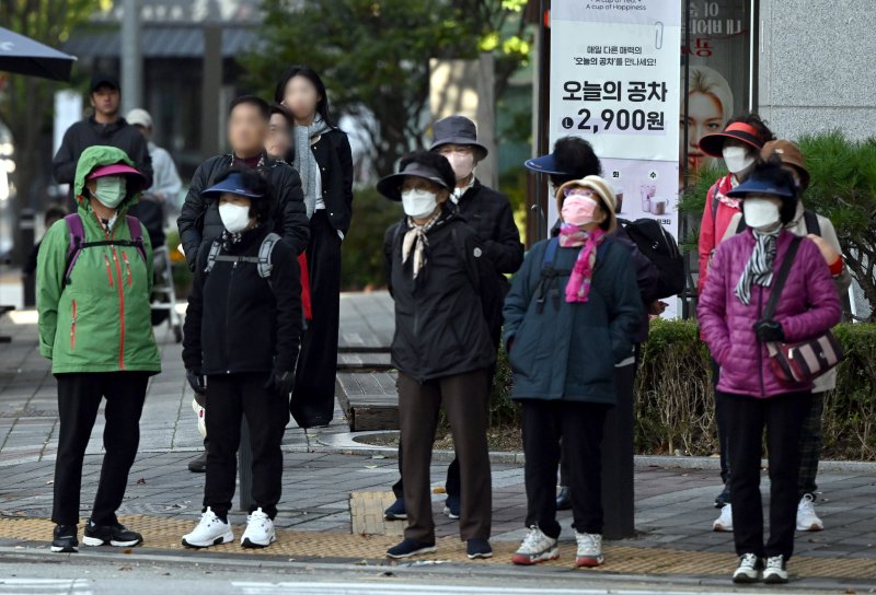 [광주=뉴시스] 이현행 기자 = 27일 오전 광주 서구 치평동 한 거리에서 시민들이 추위에 맞서 꽁꽁 싸맨 채 횡단보도를 기다리고 있다. 이날 광주 일최저기온은 광주 무등산이 2.8도를 기록했다. 2025.10.27. lhh@newsis.com