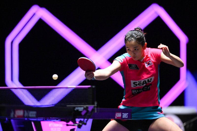 [마카오=신화/뉴시스]한국 여자탁구 김나영(세계랭킹 29위·포스코인터내셔널)이 11일 마카오에서 열린 2025 월드테이블테니스(WTT) 마카오 챔피언스 32강에서 중국의 천이와 대결을 펼치고 있다. 2025.09.11.