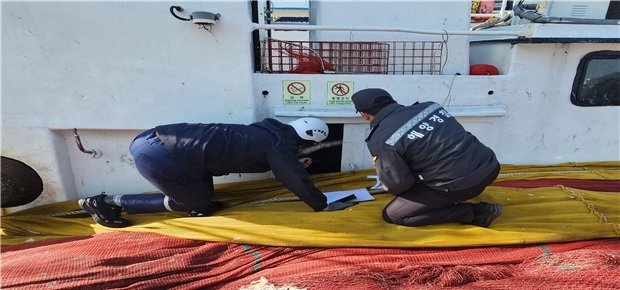 태안해경 관계자가 선박 화재 예방을 위한 안전점검을 실시하고 있다. (태안해경 제공, 재판매 및 DB금지) / 뉴스1