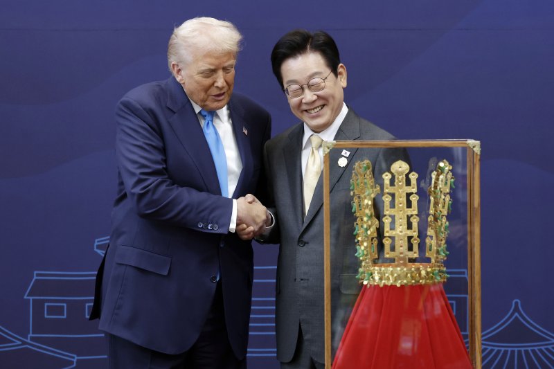 이재명 대통령이 지난해 10월 29일 경북 경주박물관에서 도널드 트럼프 미국 대통령에게 '천마총 금관 모형'을 선물하고 있다. 뉴시스