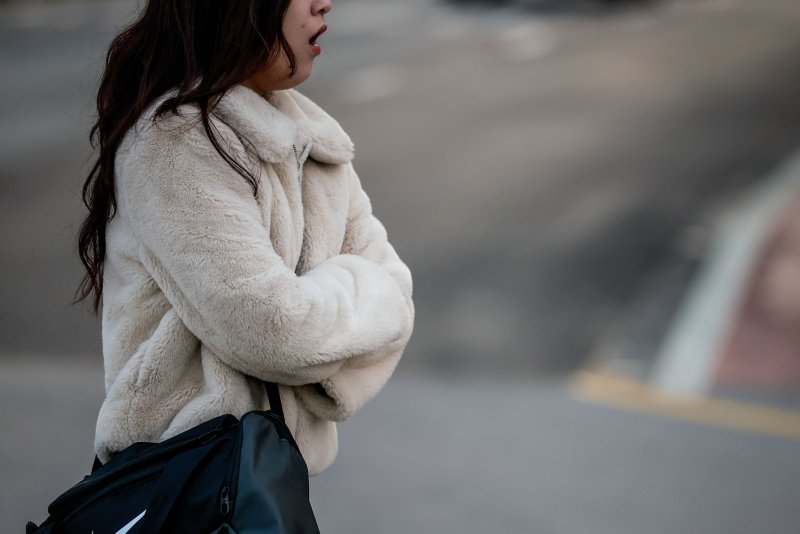 [서울=뉴시스] 정병혁 기자 = 추운 날씨를 보인 21일 서울 종로구 광화문네거리에서 두꺼운 옷차림을 한 시민들이 이동하고 있다. 2025.10.21 jhope@newsis.com