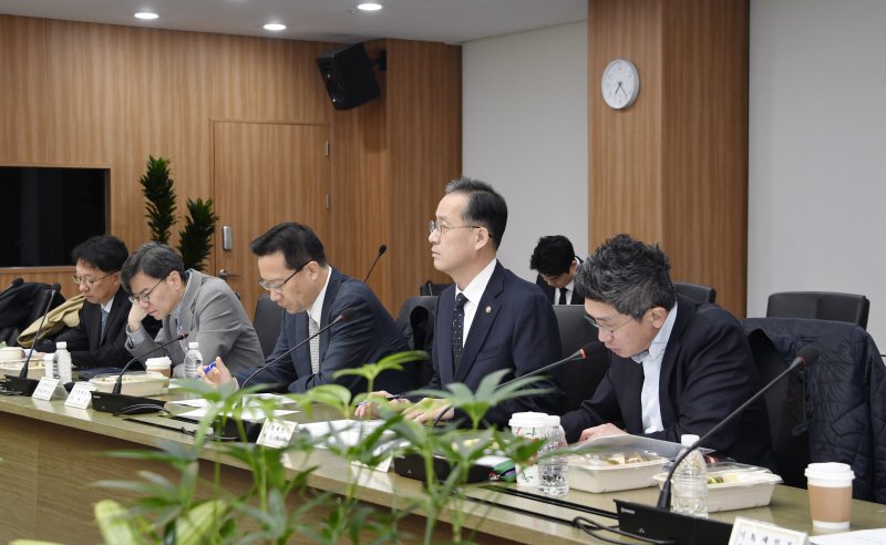 이형일 기획재정부 차관이 30일 오전 서울 영등포구 한국수출입은행에서 열린 거시경제금융회의에서 모두발언을 하고 있다.기재부 제공