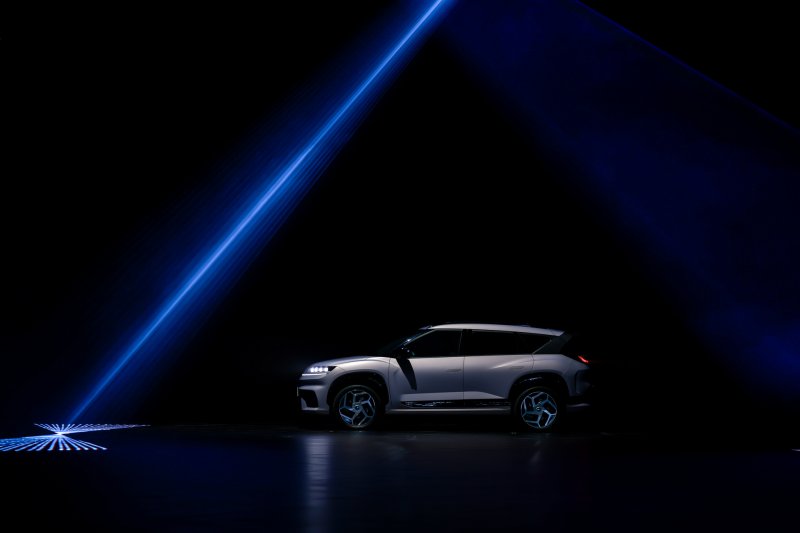 "인 차이나 포 차이나"…현대차, 中 전용 전기 SUV '일렉시오' 출시