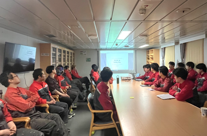 대한해운이 운영하는 전용 벌크선 K.MUGUNGHWA(케이 무궁화)호의 승조원들이 지난 27일 선내 회의실에서 진행된 ‘안전의 날’ 프로그램에 참여해 한랭기온 작업 안전을 주제로 한 교육을 받고 있다. SM그룹 제공