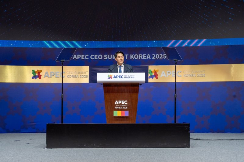 [서울=뉴시스] 오경석 두나무 대표가 지난 29일 경주예술의전당 화랑홀에서 열린 ‘APEC CEO 서밋 코리아 2025’에서 ‘통화와 글로벌 금융시장의 미래’를 주제로 기조연설을 하고 있다. (사진=두나무) 2025.10.30 *재판매 및 DB 금지