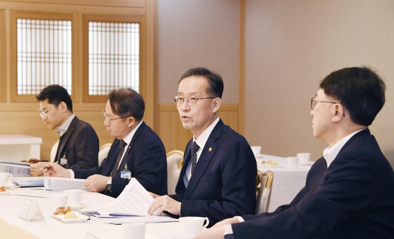 [서울=뉴시스] 이형일 기획재정부 차관이 28일 서울 종로구 정부서울청사에서 외환건전성협의회 겸 MSCI 전담반 회의를 주재하고 있다. (사진=기획재정부 제공) 2025.10.28. photo@newsis.com *재판매 및 DB 금지