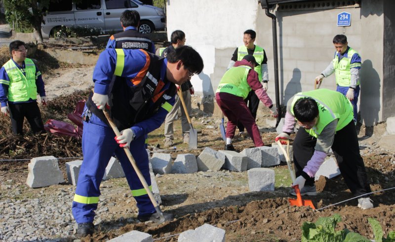 [영주=뉴시스] 노벨리스 코리아 영주공장 임직원들이 29일 영주 지역 내 재가장애인 가정을 대상으로 '2025 사랑의 집 고치기' 봉사활동을 펼치고 있다. (사진=노벨리스 코리아 영주공장 제공) 2025.10.30. photo@newsis.com *재판매 및 DB 금지